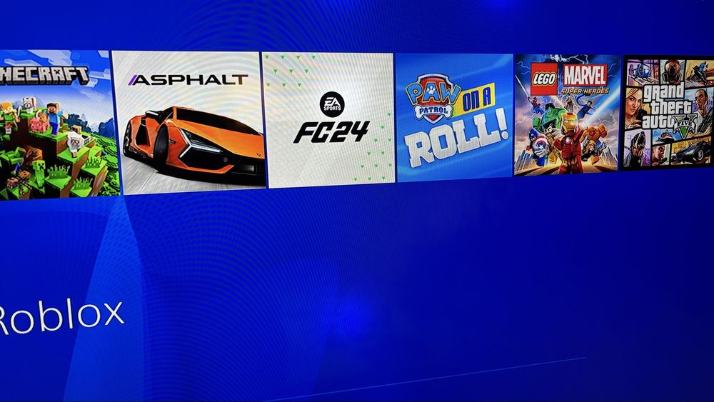 Ps4 + doua joystik-uri si incarcator + volan PS