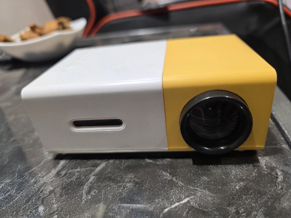 Mini proyektor pulti kabellari bor