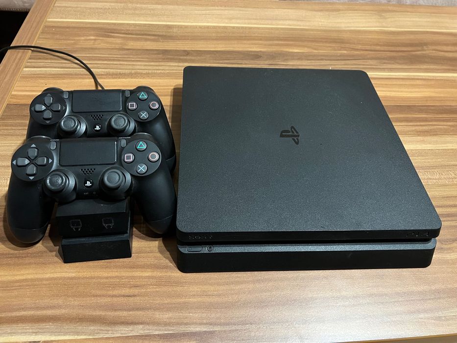 PlayStation 4 с два джойстика и игри