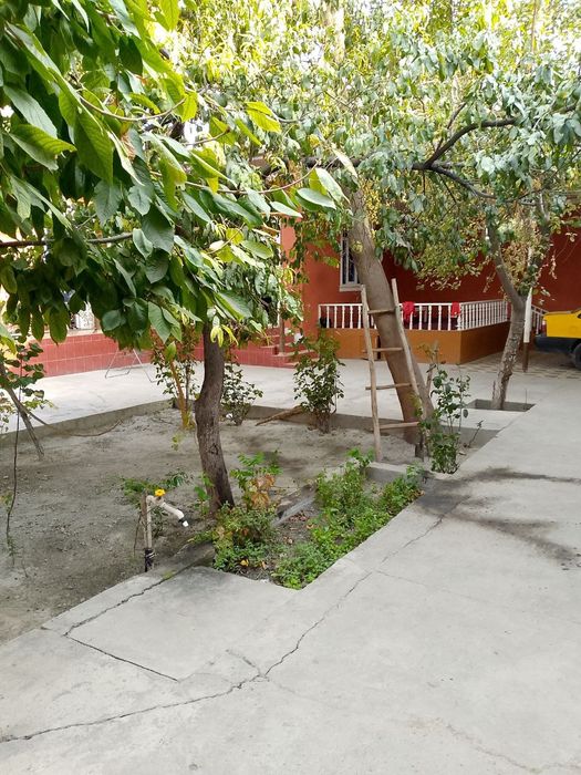 6 sotihli hovli uy sotiladi