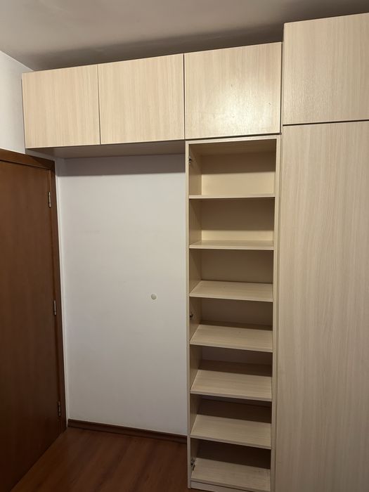 Бял гардероб с шкафчета и място за закачалки