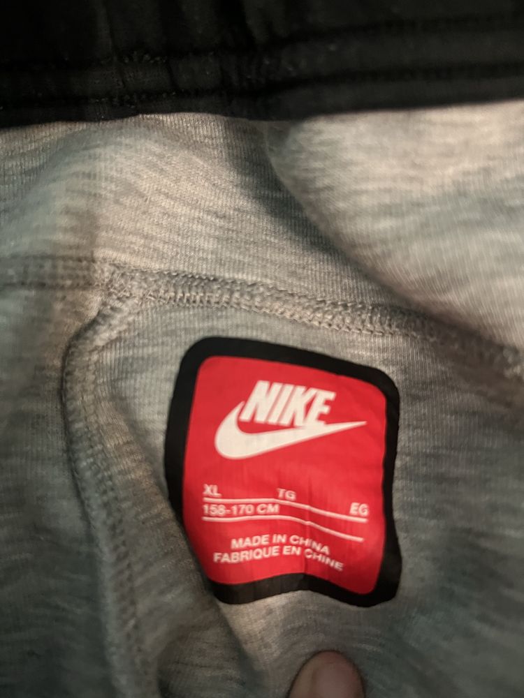 Pantaloni nike tech gri nu sunati!!