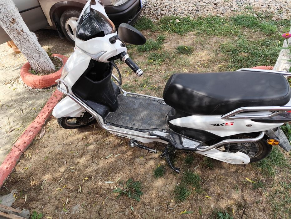 Vând scuter electric bateri noi pe el  25 km la ora