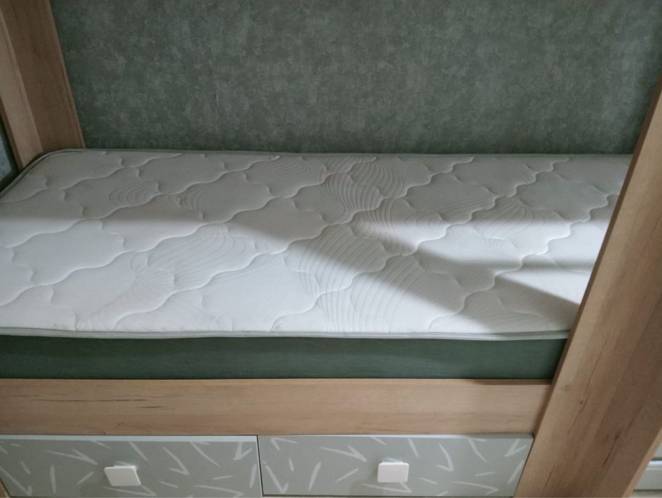 Двухяростный кровать