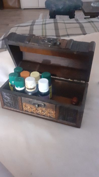 Caseta bijuteri și suport pahare