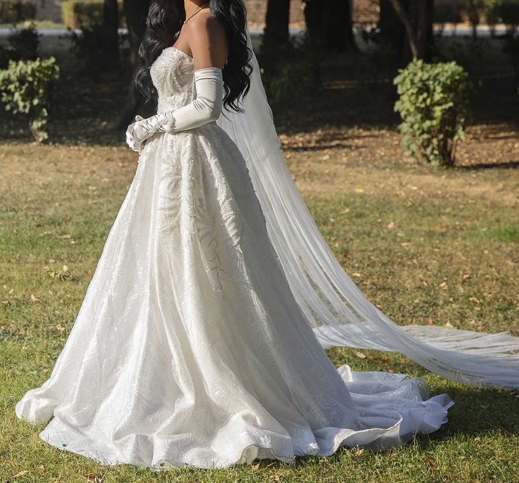 Rochie de mireasa brodata , stil printesa, cu manusi