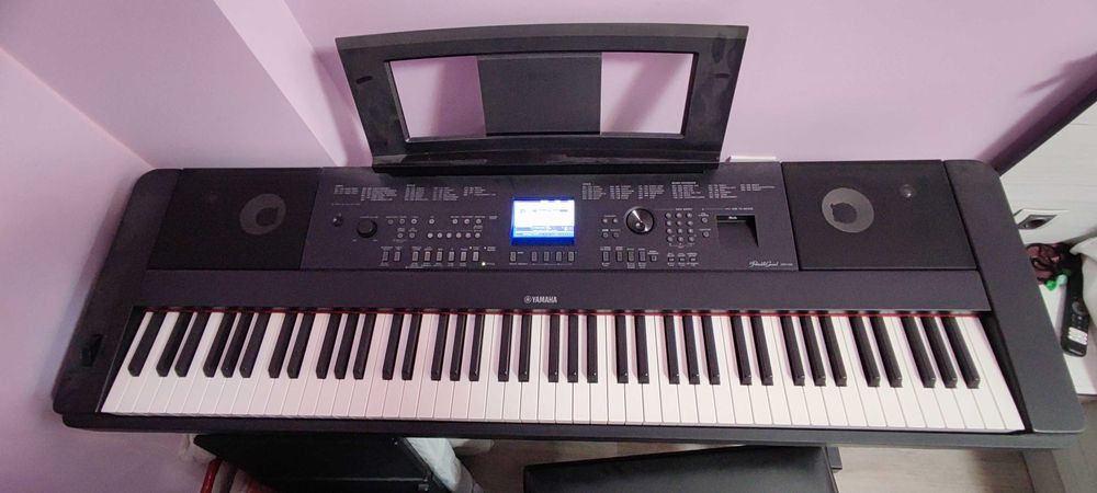 ПРОДАВАМ дигитално пиано YAMAHA DGX-660, заедно с табуретка ROLAND