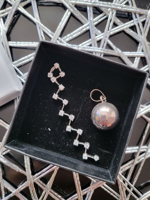 Сребърен синджир с две висулки.