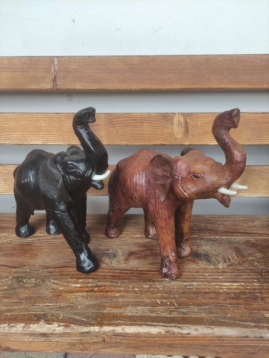 Elefanti vintage îmbrăcați în piele