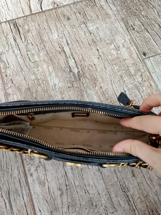 GUESS.      Izzy Crossbody Top Zip Coal Logo
