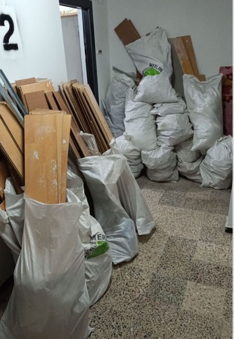 Oferim servicii complete de ridicat moloz debarasari mobiler vechi etc