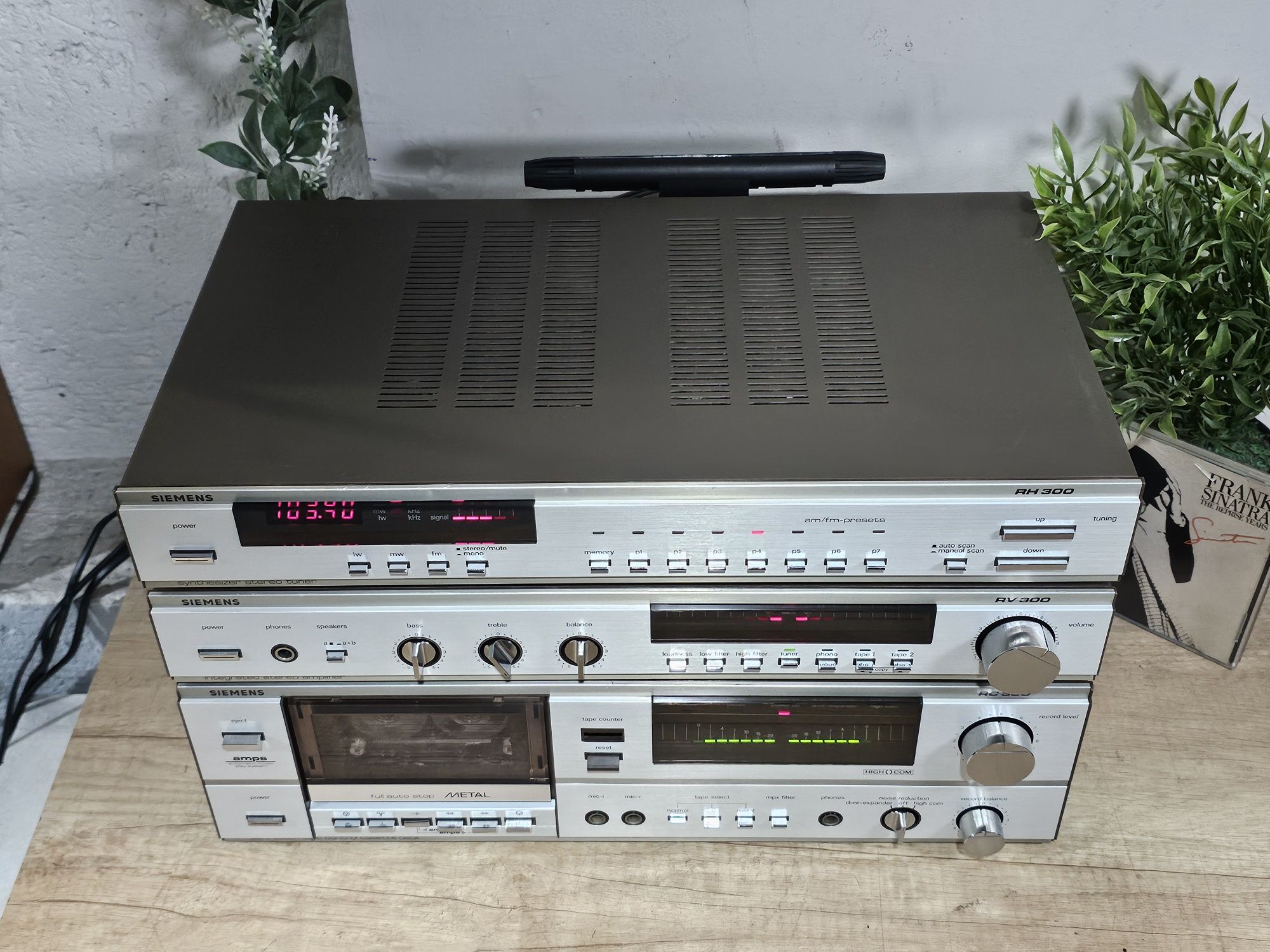 Linie audio SIEMENS ,amplificator RV-300, tuner RH-300, deck RC-300
