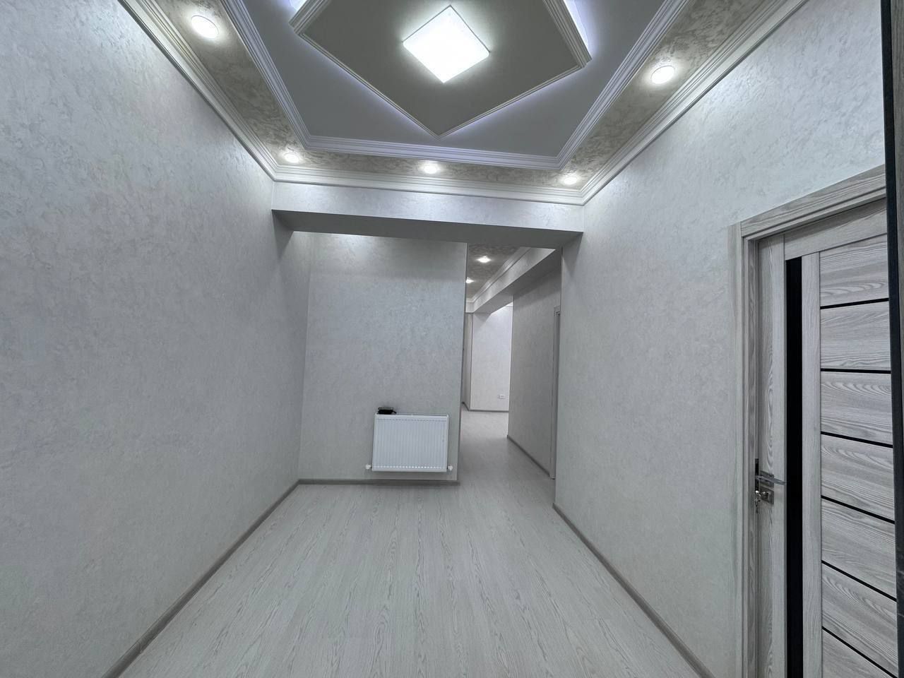 3-xonali 3-qavatda 85m² kvartira sotiladi.
6-qavatli Liftli dom.
Narx:
