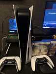 Play station 5 Перфектно състояние с два контролера и две игри .