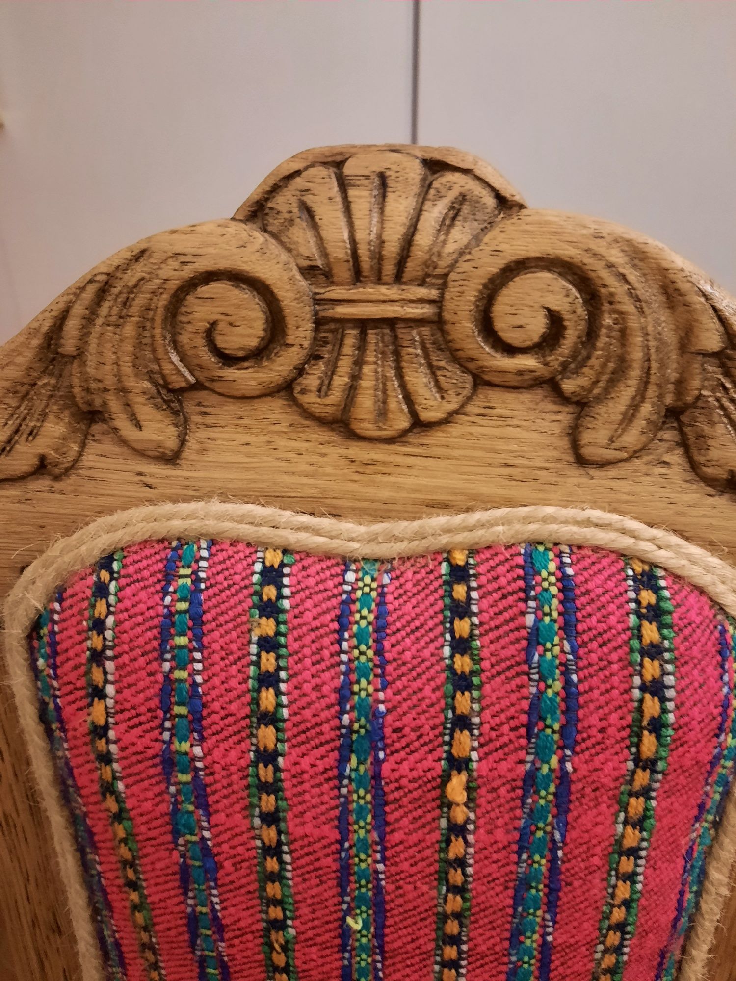 2 scaune din lemn tapițate cu țesătură populară.