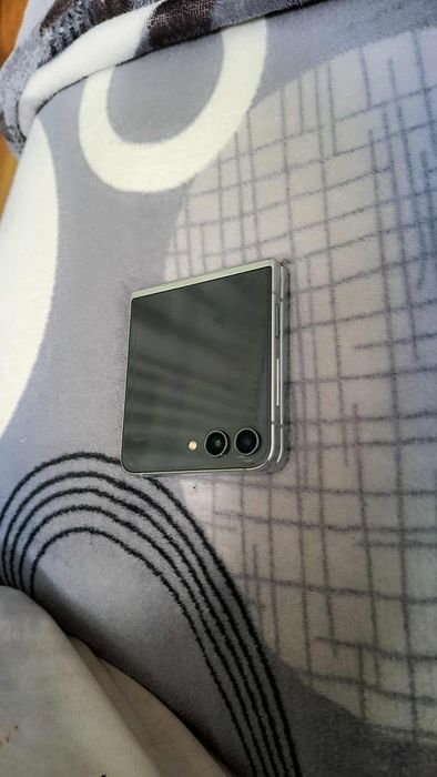 Vând Samsung Z Flip 5