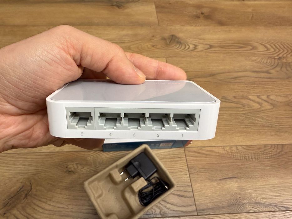 Switch TP-LINK TL-SF1005D, 5 x 10/100Mbps, NOU, nefolosit