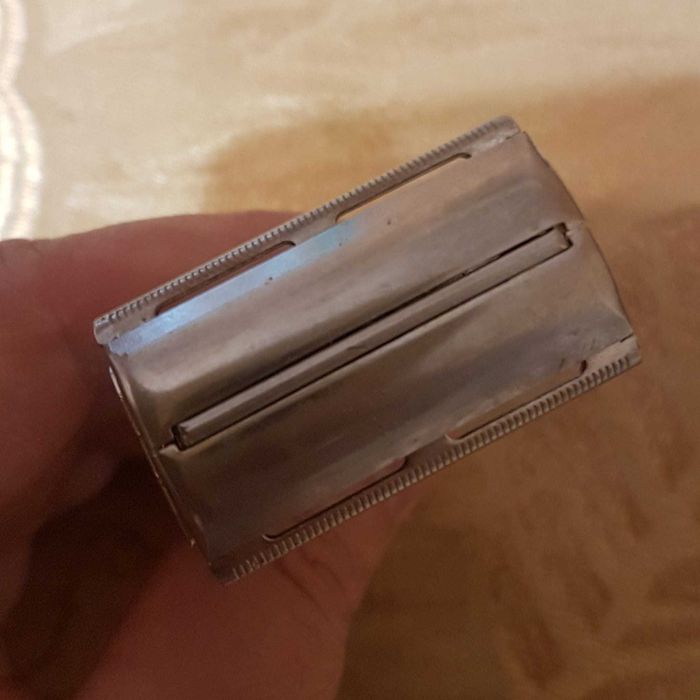 Продавам самобръсначка за класическо бръснене Gillette Slim Adjustable