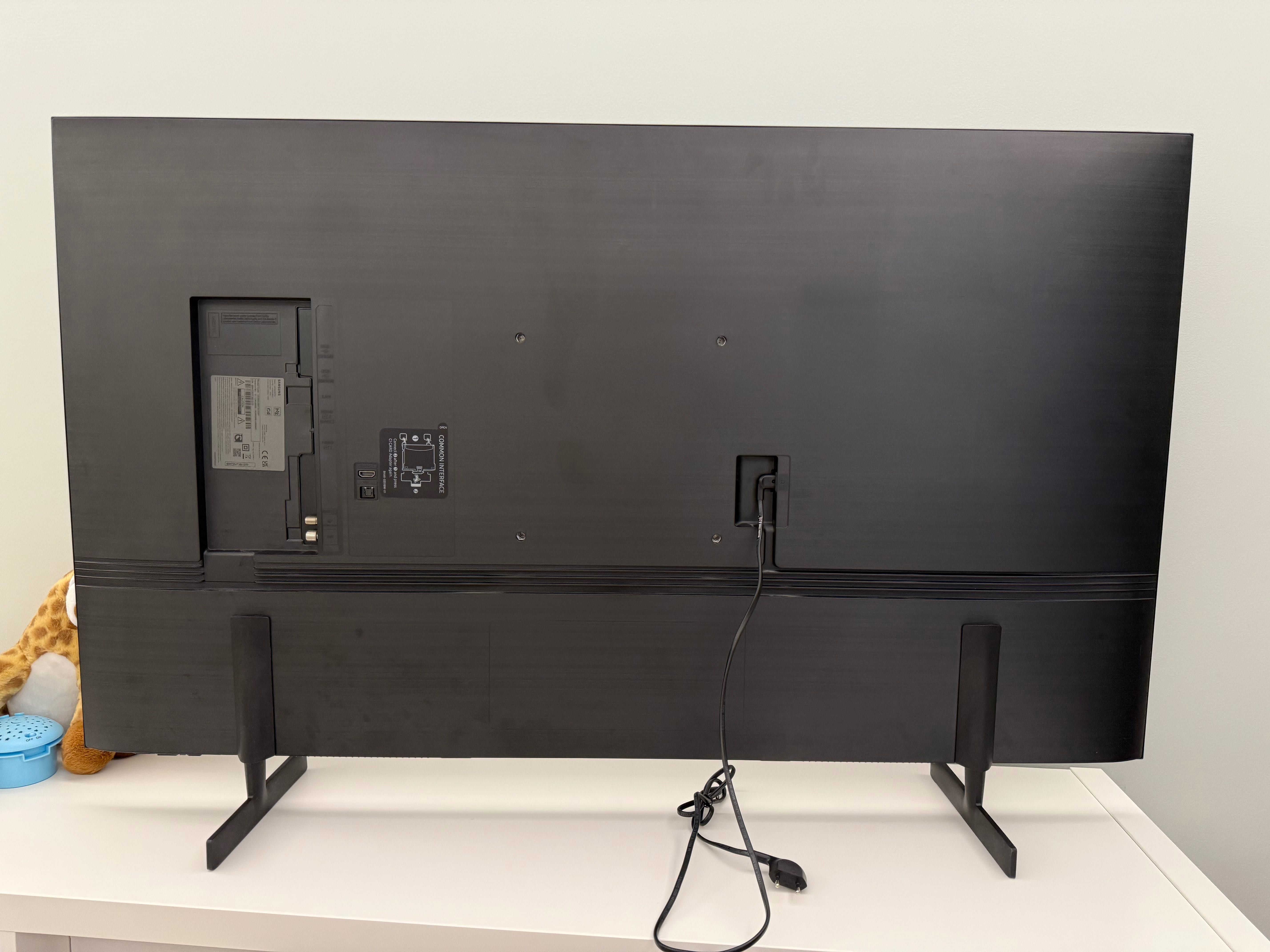 Samsung 50AU8072 4K UHD рестартира се