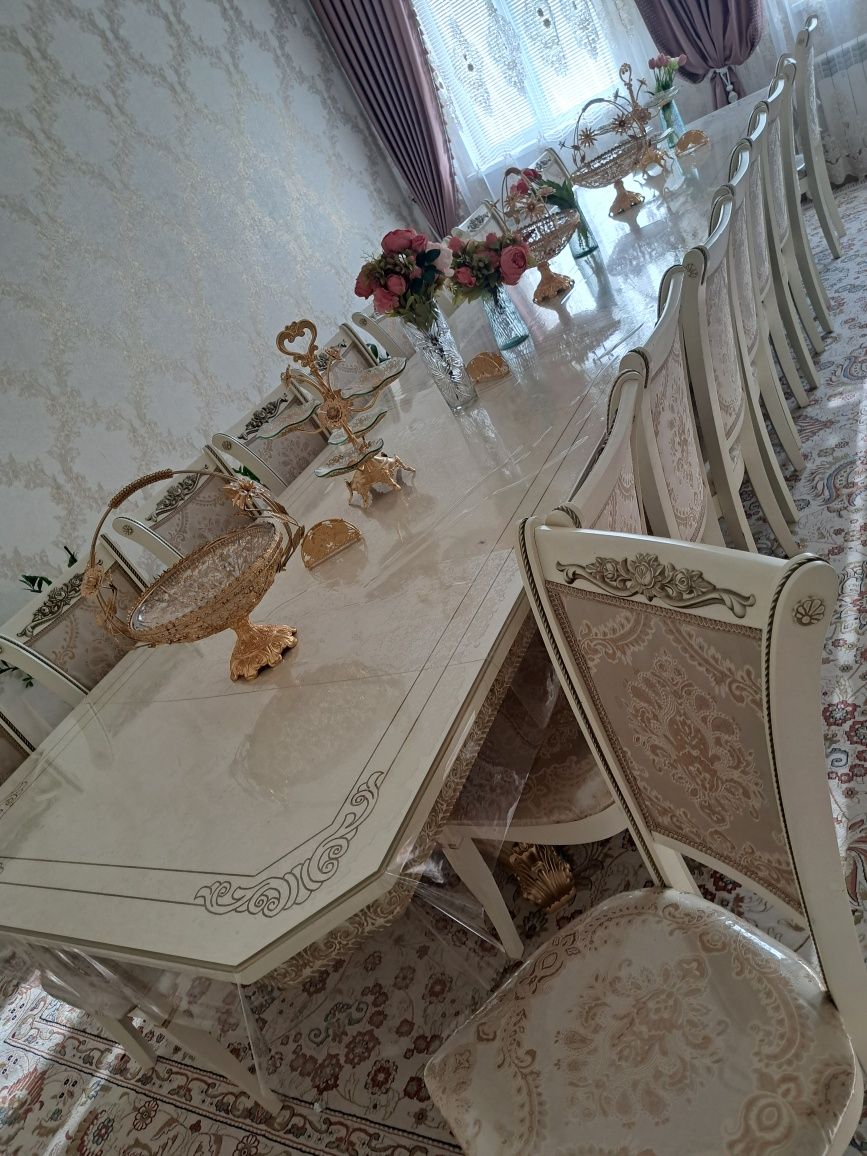 Стол и стулья продаю