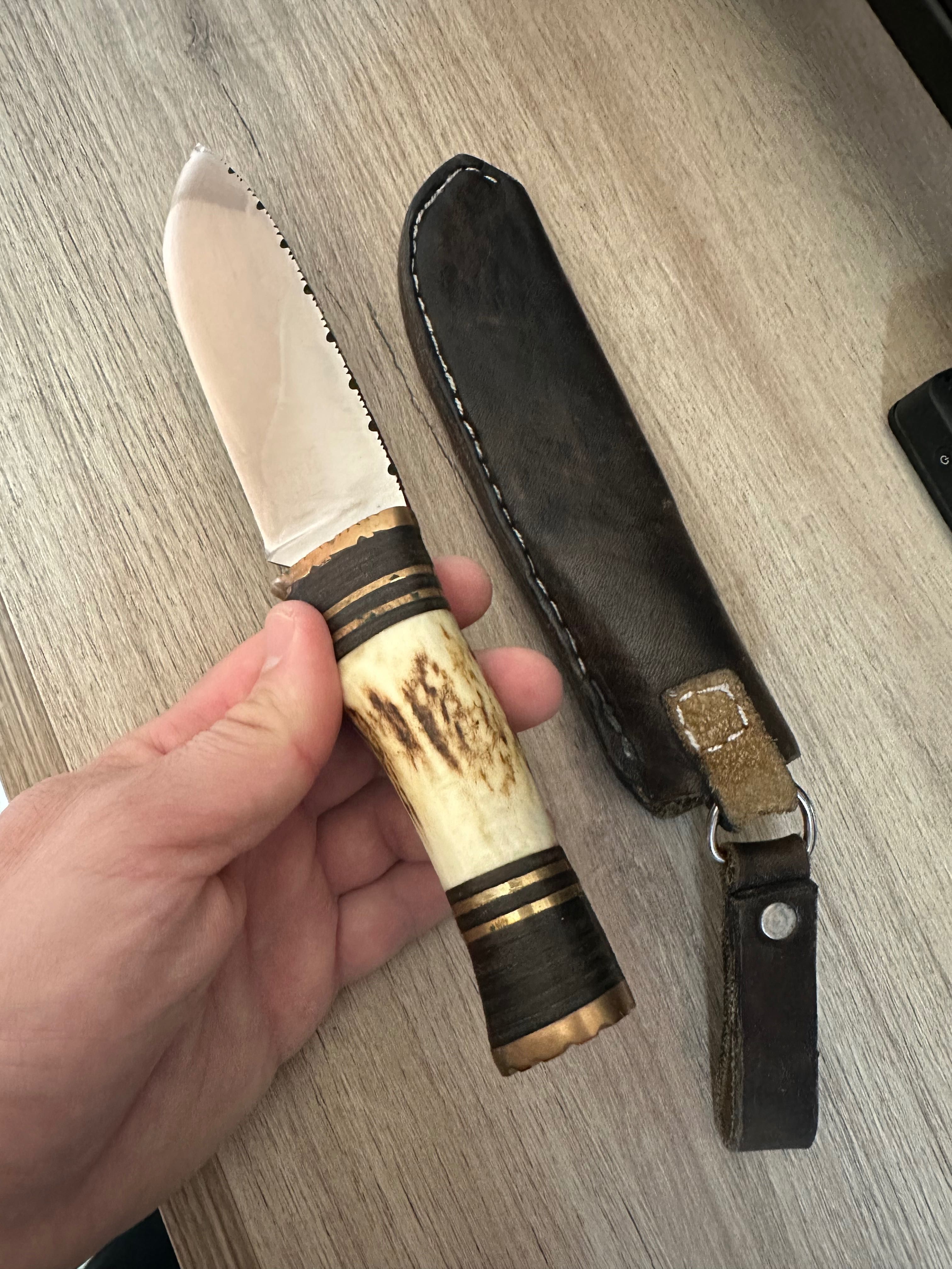 Ловен нож, подходящ за лов, риболов, туризъм, къмпинг.