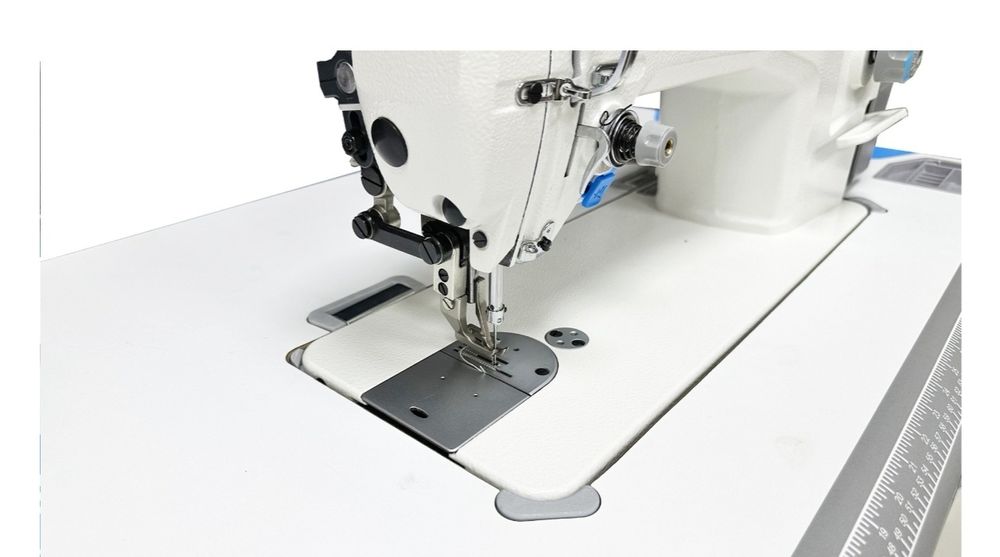 Продам абсолютно новую швейную машинку