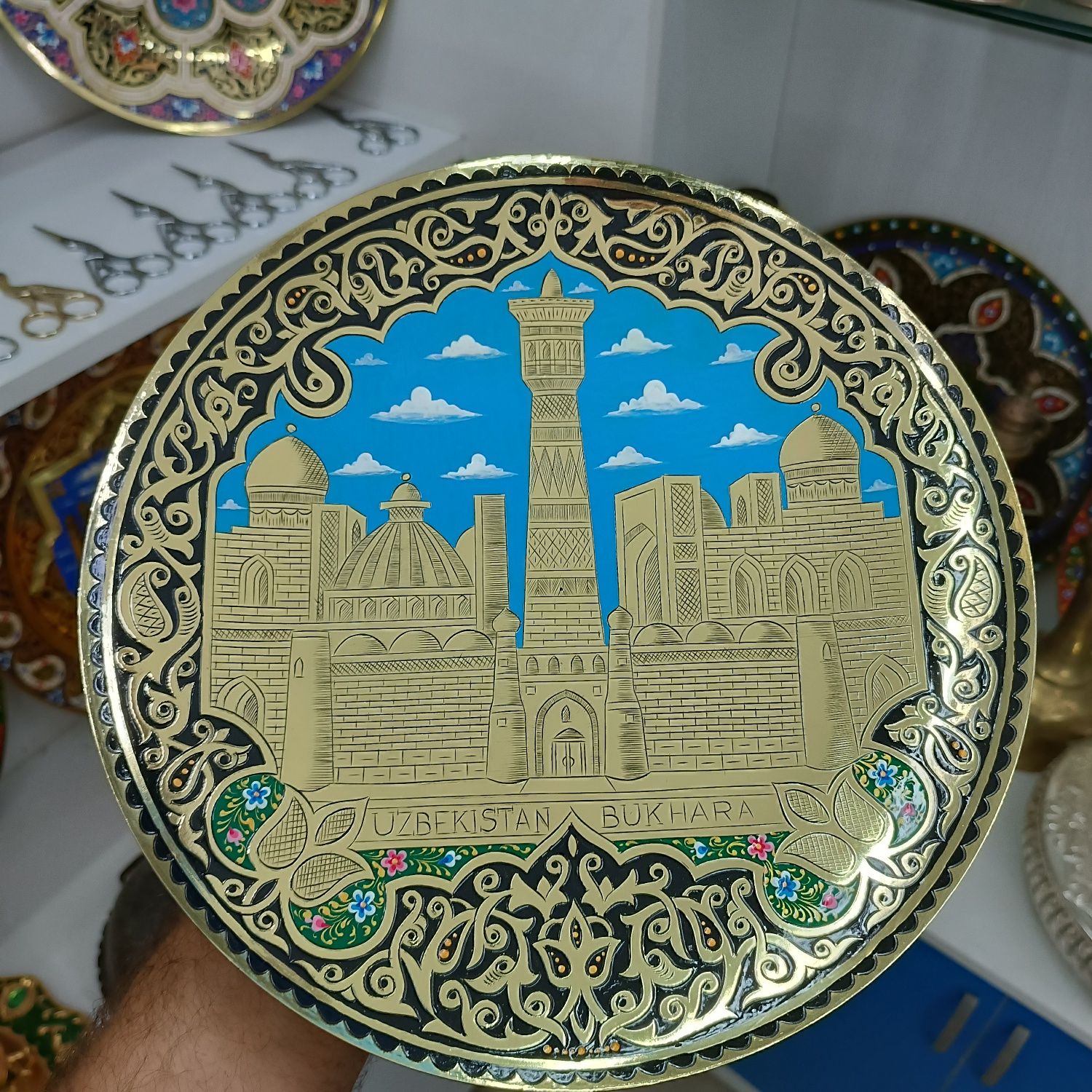 Декоративные чеканные тарелка