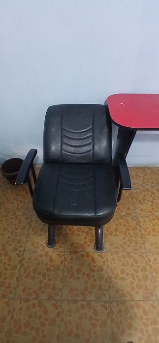 Salon uchun kreslo va manikyur stol sotiladi.
