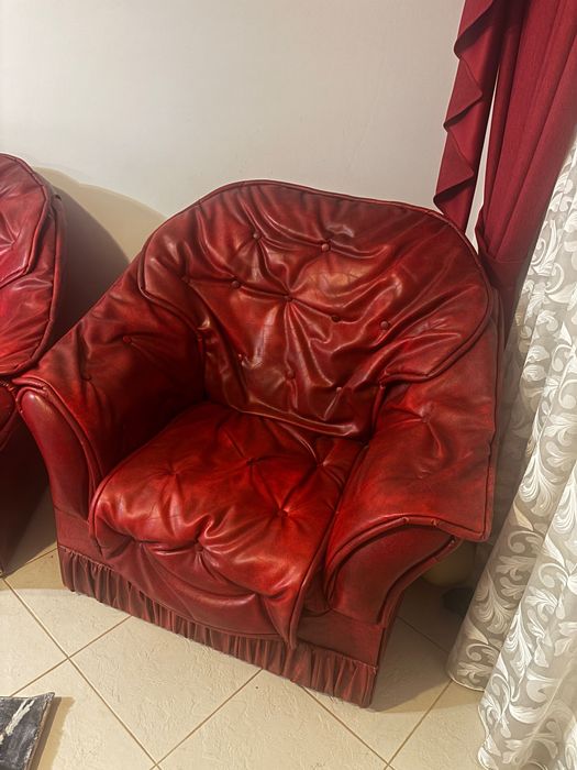 Set canapea + fotolii din piele roșie vintage