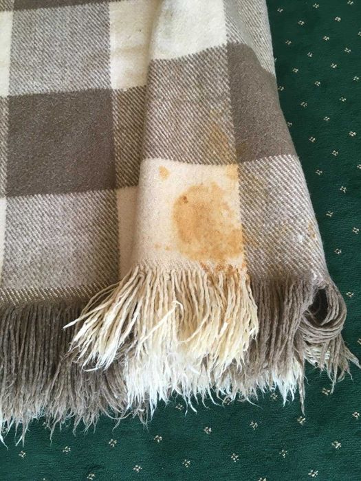 одеала вълнени 2 брх30 лв., едното прокъсано, другото има следа...