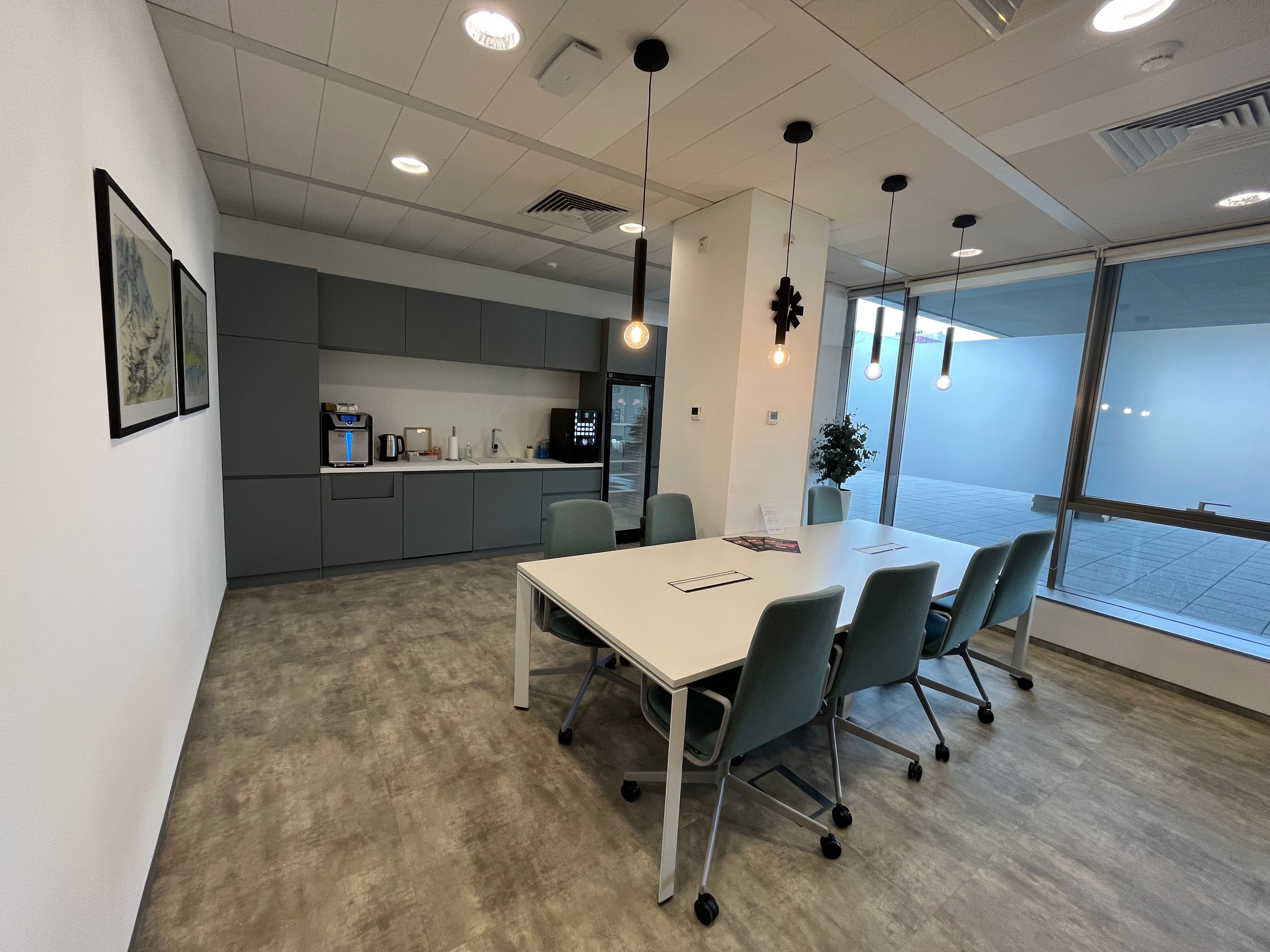 Самостоятелно офис пространство за 1-2 души в Regus European Trade