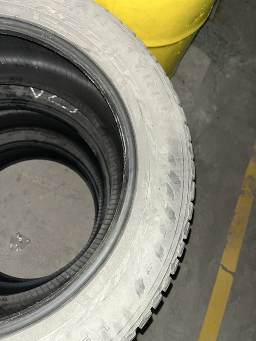 Шины зимние R20 Nokian          .