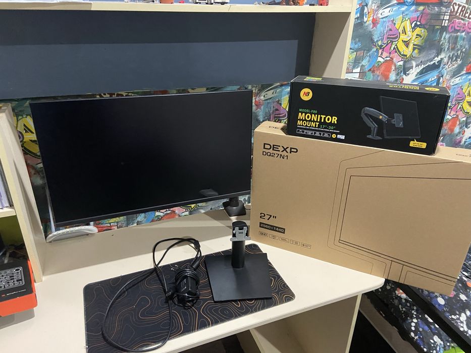 Продам монитор с кронштейном