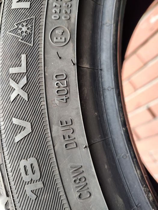 Продавам 2бр. Зимни гуми 245/45/18 Uniroyal