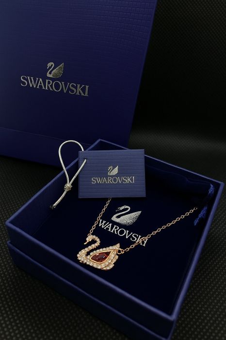 Lant Swarovski lebădă Red Swans Edition