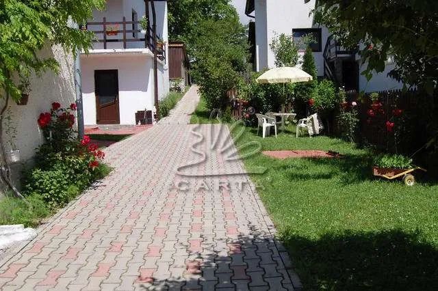 CRACIUN 2025 Moieciu , inchiriez  4 camere + living cu bucatarie