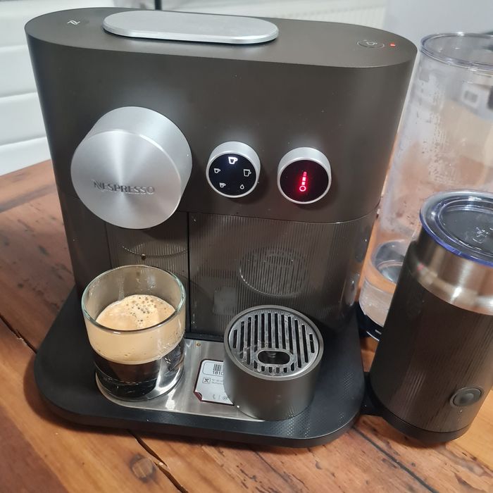 Vând aparat cafea nespresso expert&milk