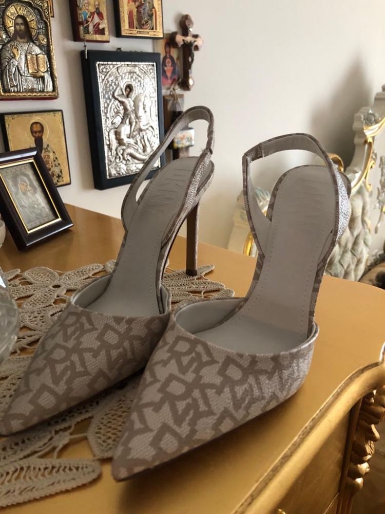 Pantofi de la Donna Karan masura 36