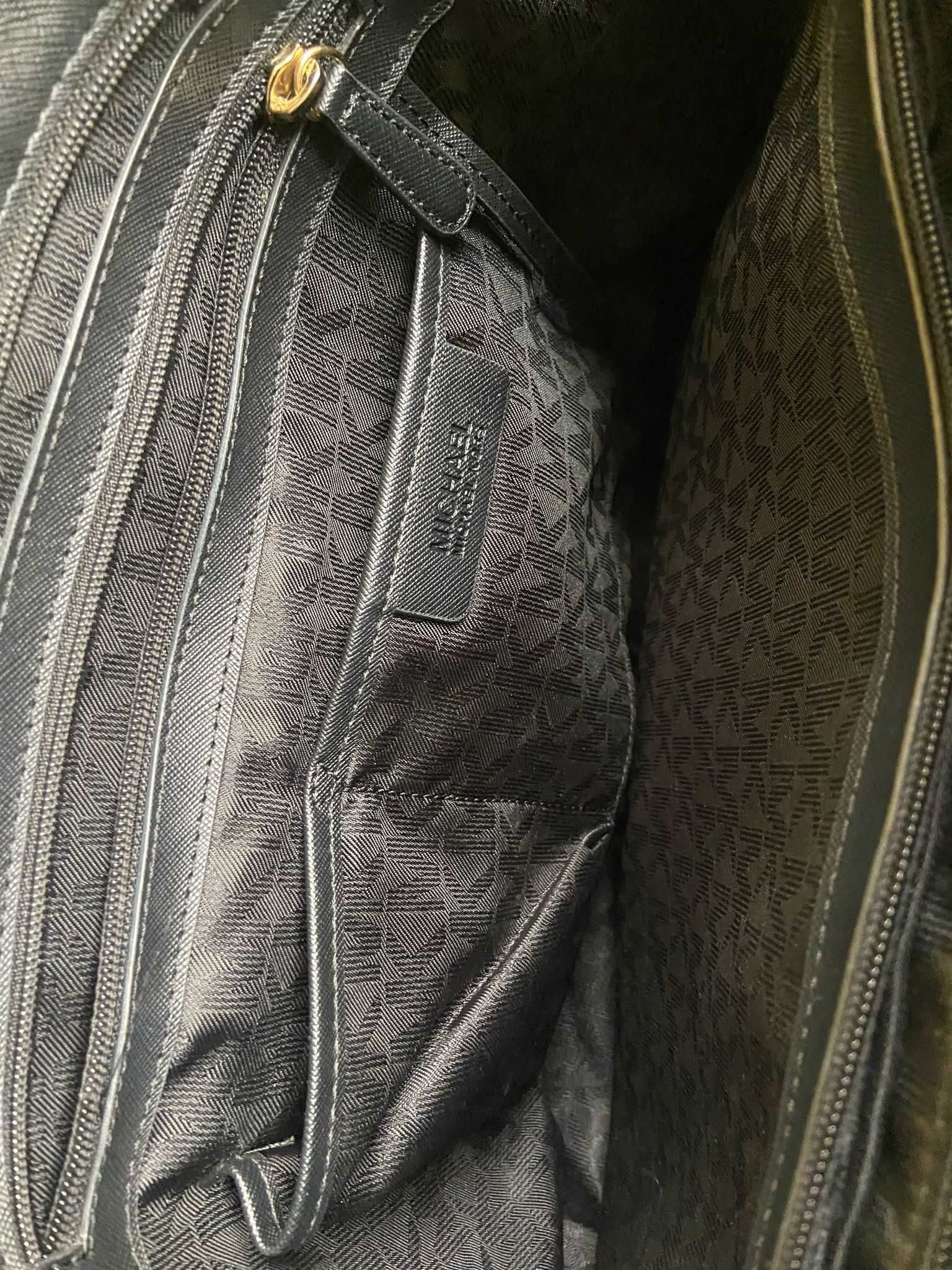 Geanta Michael Kors  -  ( 49 cm lungime, 29 cm inaltime), din piele