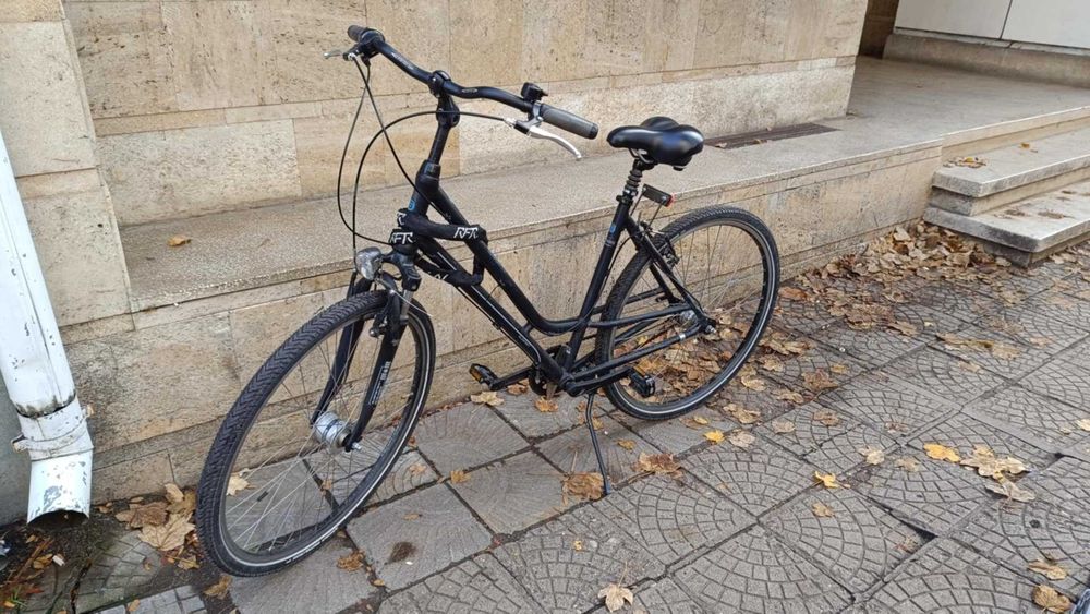 Черно градско колело с хубави гуми и светлини