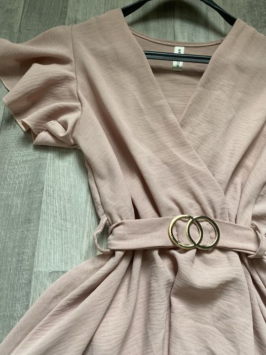 Нежна рокля в цвят пудра