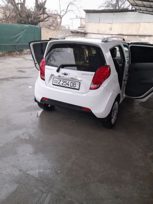 Spark sotila Km aylantirilmagan Ayol kishi haydagan