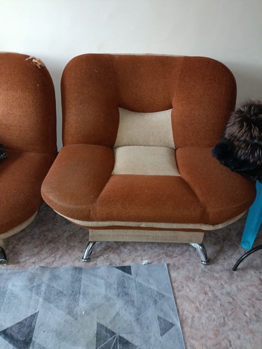 Отдам бесплатно кресла и шкаф б/у