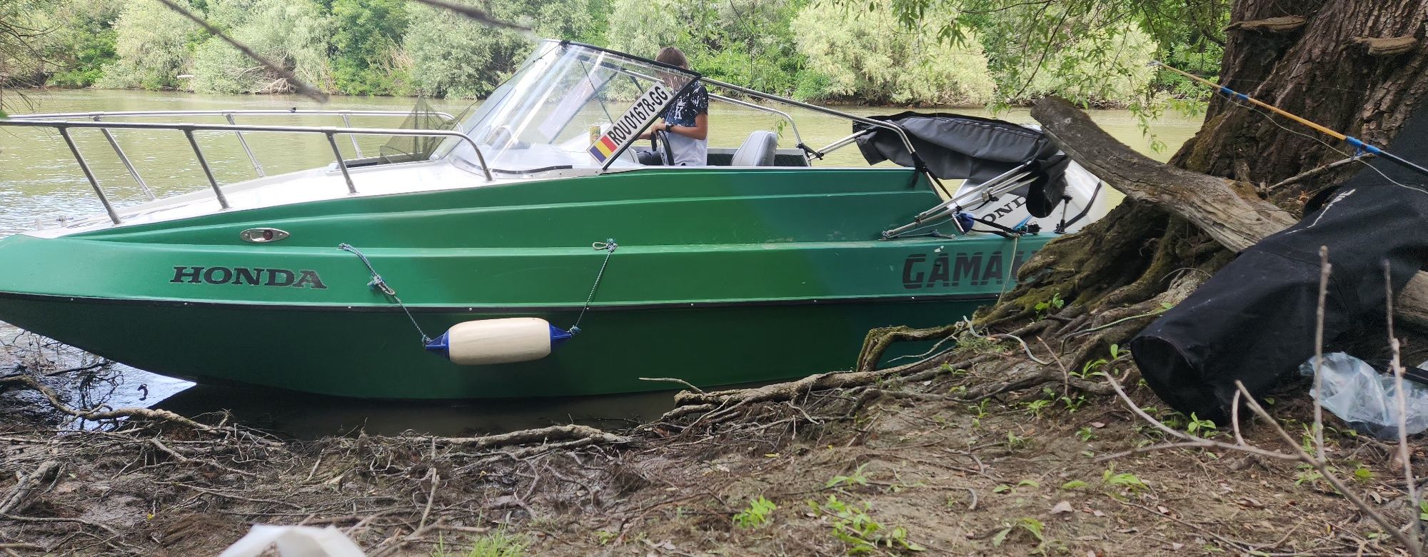 Barca cabinata cu motor
