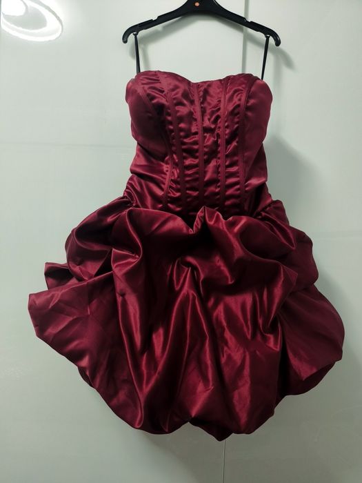 Тъмно червена рокля