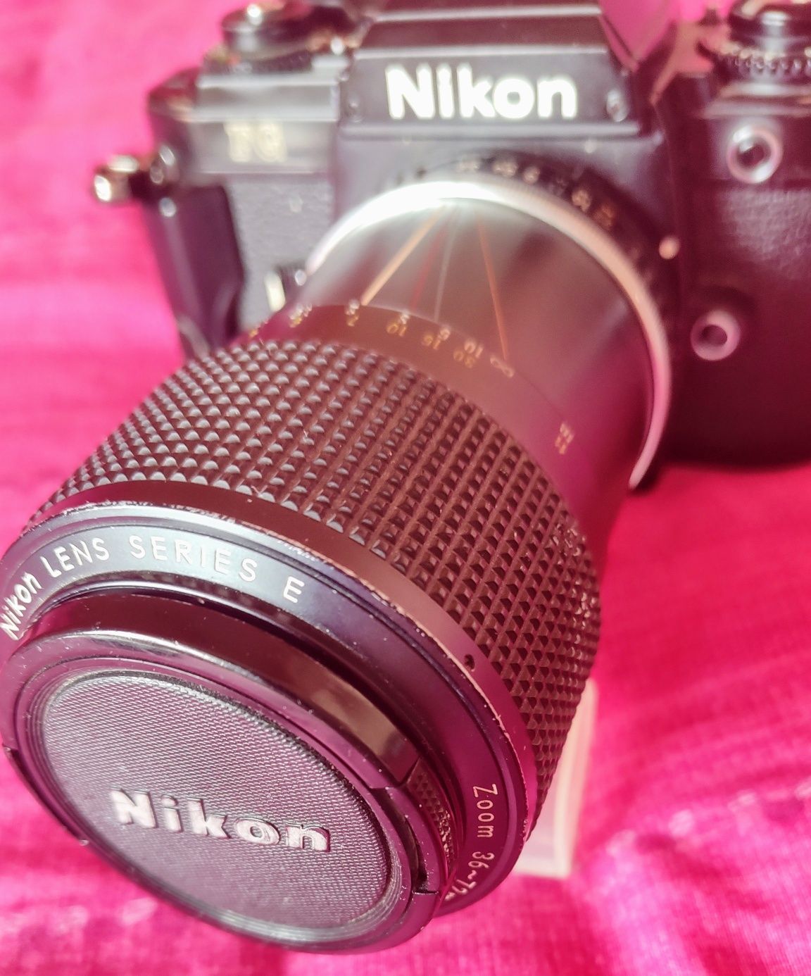 Nikon FG cu Nikon E 36-72mm f/3.5 și filtru