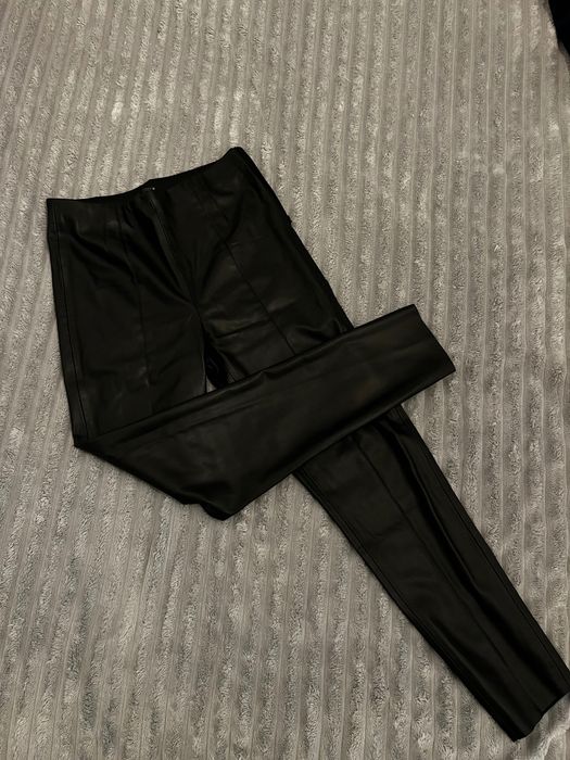 Pantaloni ZARA, piele, negru mat, mărimea S