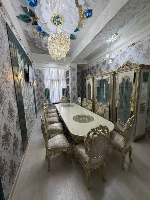 Chinor restorani tomonda uy sotiladi.