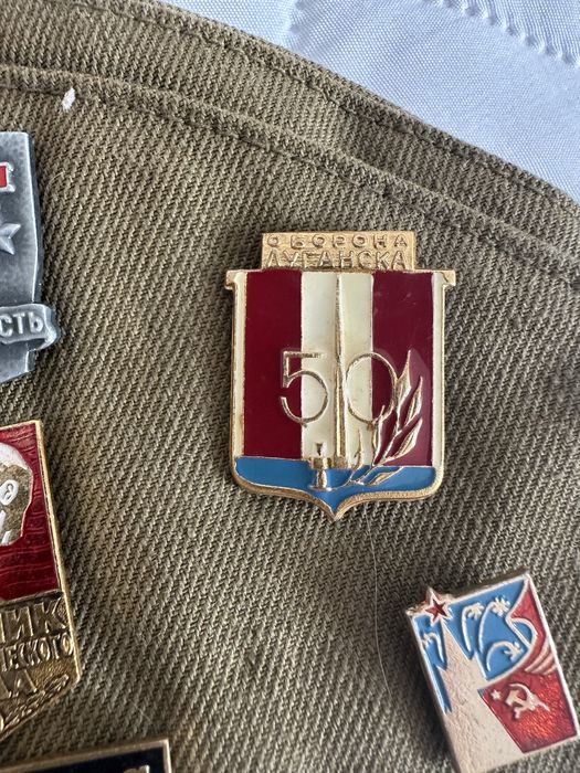 Caciula militara sovietica de colectie cu 18 insigne