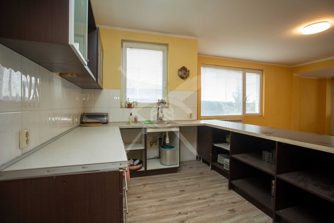 Продава се Къща в с. Мрамор, Област София-град - 380 кв.м за 1050 €/кв.м - Снимка #2